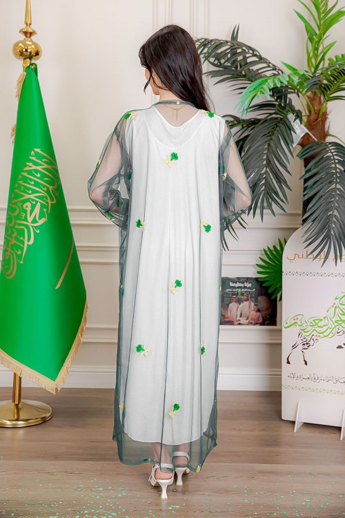 بشت نسائي عسيري لليوم الوطني لون أخضر غامق مزين بتطريز تراثي سيفين و نخلة ياقة قصة سبعة و أكمام طويلة