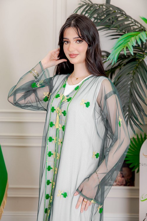 بشت نسائي عسيري لليوم الوطني لون أخضر غامق مزين بتطريز تراثي سيفين و نخلة ياقة قصة سبعة و أكمام طويلة