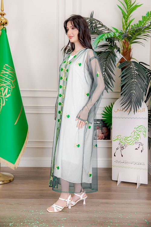 بشت نسائي عسيري لليوم الوطني لون أخضر غامق مزين بتطريز تراثي سيفين و نخلة ياقة قصة سبعة و أكمام طويلة
