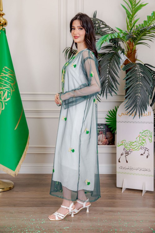 بشت نسائي عسيري لليوم الوطني لون أخضر غامق مزين بتطريز تراثي سيفين و نخلة ياقة قصة سبعة و أكمام طويلة