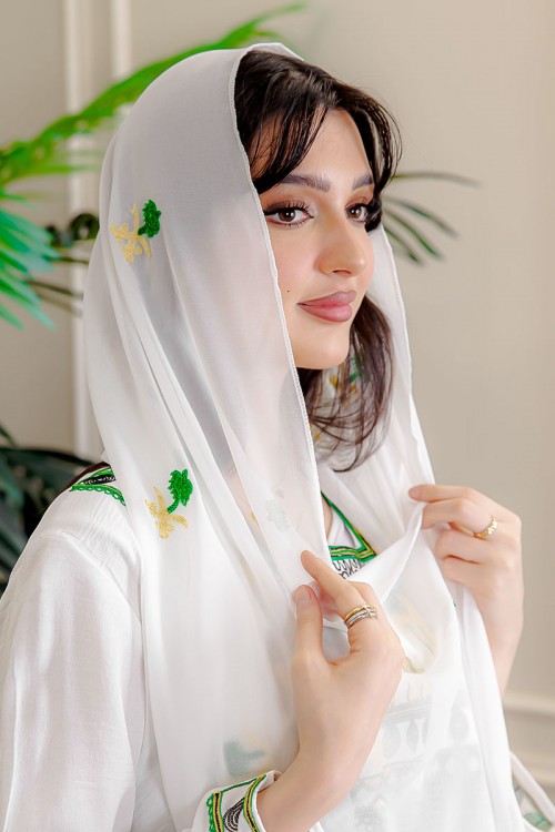 طرحة نسائية لليوم الوطني لون أبيض مزينة بتطريز سيفين و نخلة