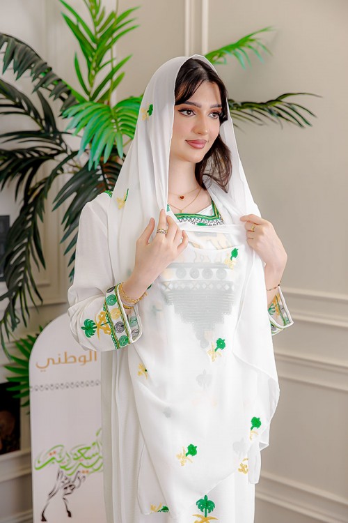 طرحة نسائية لليوم الوطني لون أبيض مزينة بتطريز سيفين و نخلة