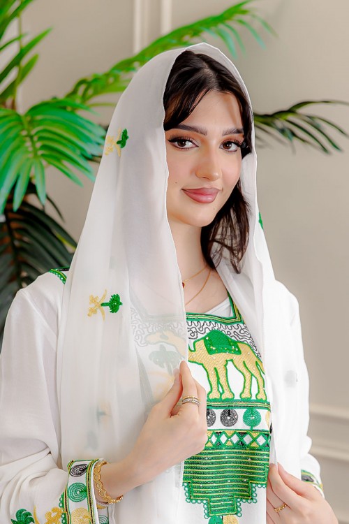 طرحة نسائية لليوم الوطني لون أبيض مزينة بتطريز سيفين و نخلة