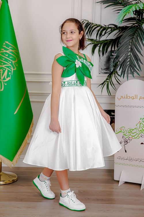 فستان بناتي لليوم الوطني لون أبيض مزين بوردة خضراء و كتابات مطرزة