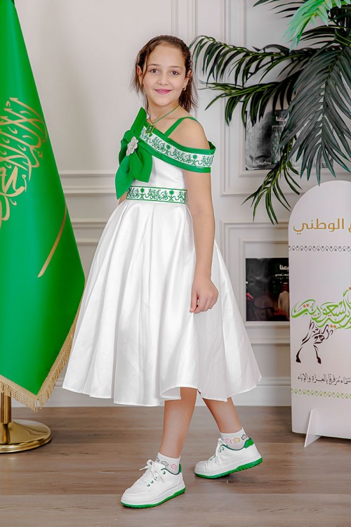 فستان بناتي لليوم الوطني لون أبيض مزين بوردة خضراء و كتابات مطرزة