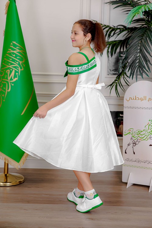 فستان بناتي لليوم الوطني لون أبيض مزين بوردة خضراء و كتابات مطرزة