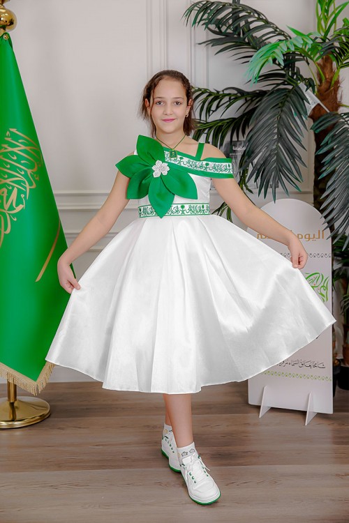 فستان بناتي لليوم الوطني لون أبيض مزين بوردة خضراء و كتابات مطرزة