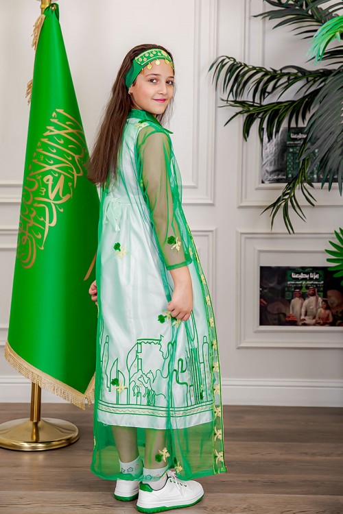 بشت بناتي عسيري تل لليوم الوطني لون أخضر مزين بتطريز تراثي سيفين و نخلة ياقة قصة سبعة و أكمام طويلة