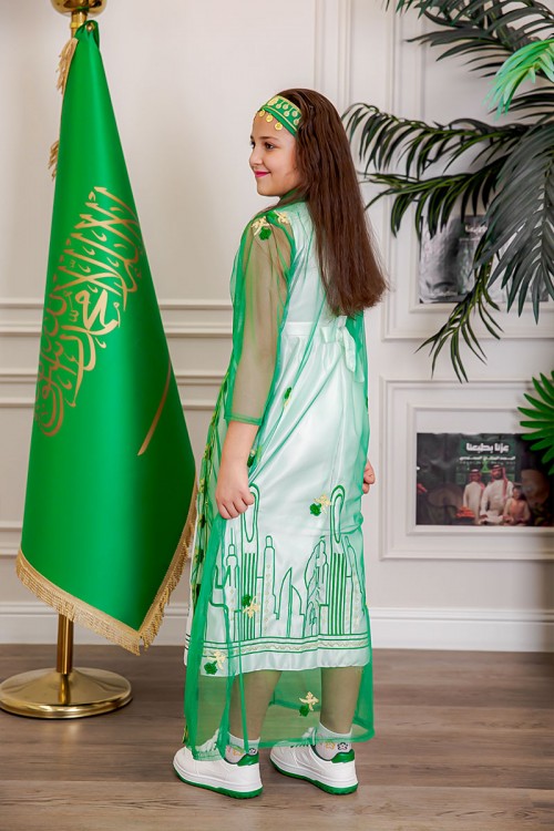 بشت بناتي عسيري تل لليوم الوطني لون أخضر مزين بتطريز تراثي سيفين و نخلة ياقة قصة سبعة و أكمام طويلة