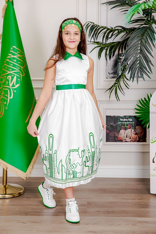 فستان بناتي لون أبيض مزين بتطريز اليوم الوطني ياقة مطوية و رباط في الخصر باللون الأخضر بدون أكمام