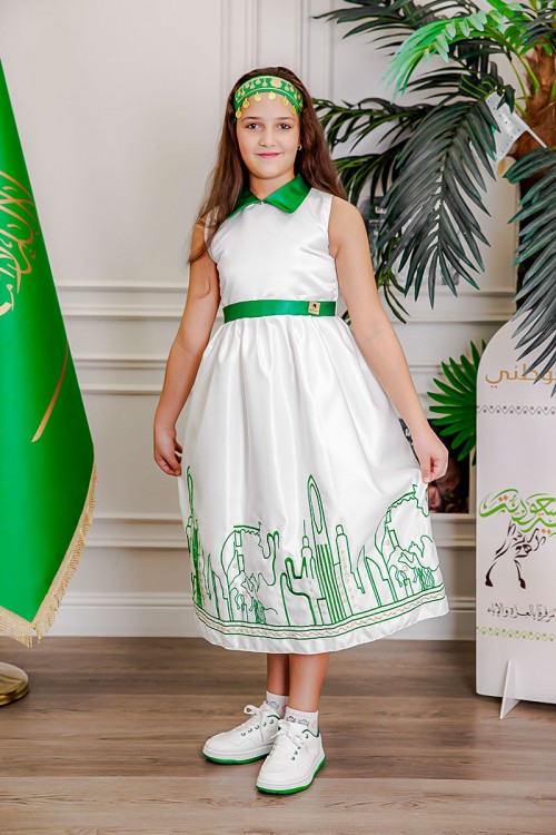 فستان بناتي لون أبيض مزين بتطريز اليوم الوطني ياقة مطوية و رباط في الخصر باللون الأخضر بدون أكمام