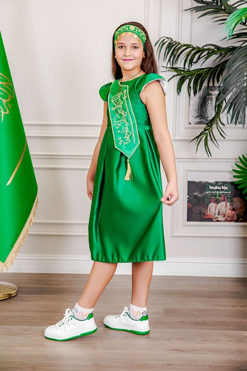 فستان-بناتي-لليوم-الوطني-لون-أخضر-مزين-بوشاح-من-الأمام-بتطريز-