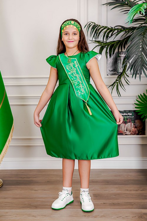 فستان-بناتي-لليوم-الوطني-لون-أخضر-مزين-بوشاح-من-الأمام-بتطريز-