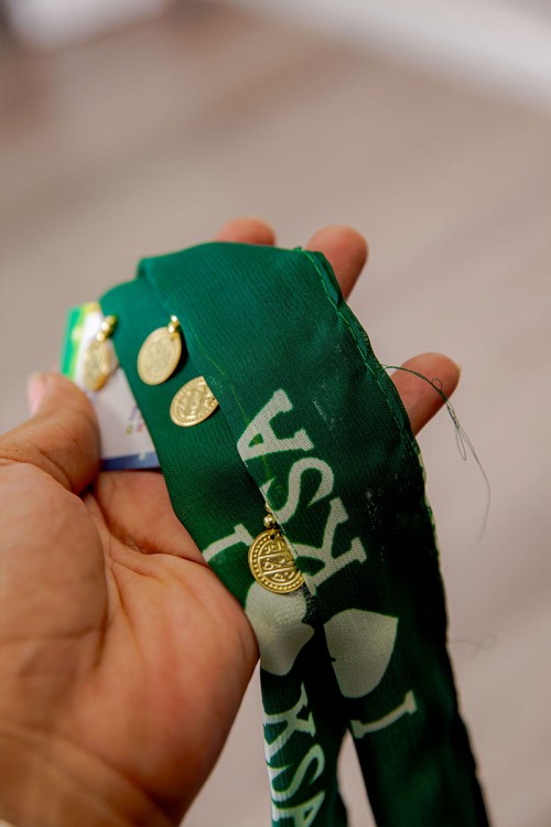 فستان-بناتي-لليوم-الوطني-لون-أخضر-مزين-بوشاح-من-الأمام-بتطريز-