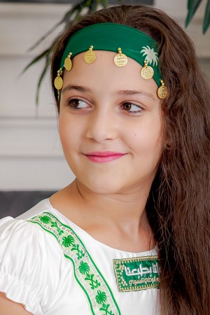 ربطة رأس لليوم الوطني لون أخضر مزينة بجنيهات ذهبية