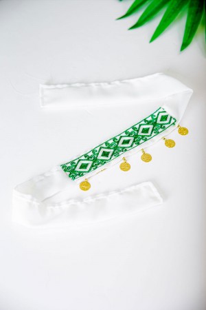 ربطة رأس لليوم الوطني لون أبيض مزينة بجنيهات ذهبية