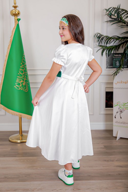 ربطة رأس لليوم الوطني لون أبيض مزينة بجنيهات ذهبية