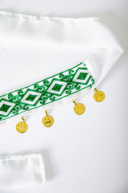 ربطة رأس لليوم الوطني لون أبيض مزينة بجنيهات ذهبية