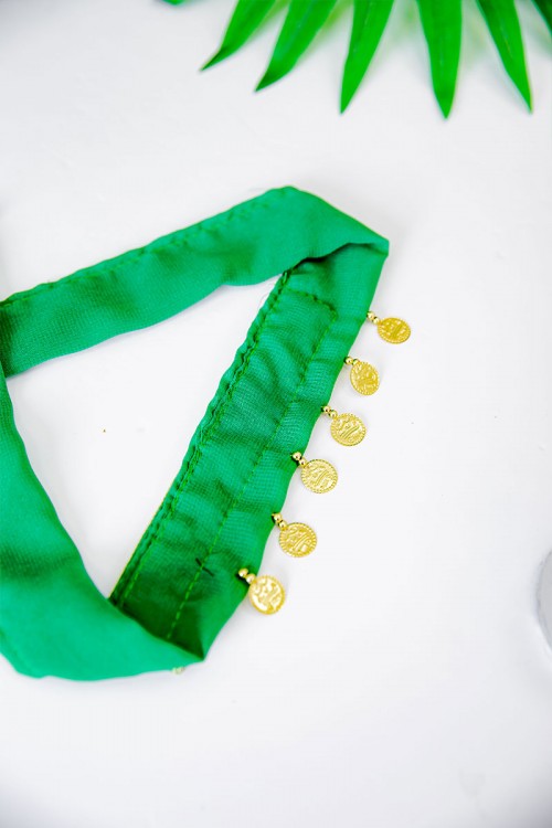 ربطة رأس لليوم الوطني لون أخضر مزينة بجنيهات ذهبية