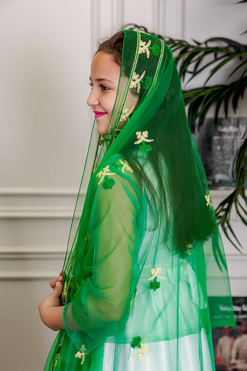 طرحة لليوم الوطني لون أخضر مزينة بتطريز ذهبي سيفين و نخلة