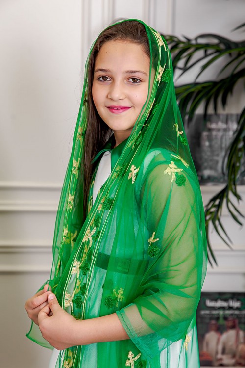 طرحة لليوم الوطني لون أخضر مزينة بتطريز ذهبي سيفين و نخلة