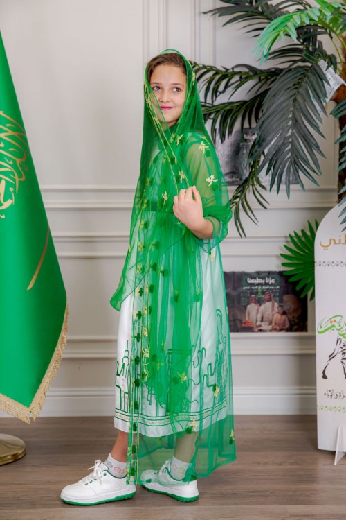 طرحة لليوم الوطني لون أخضر مزينة بتطريز ذهبي سيفين و نخلة