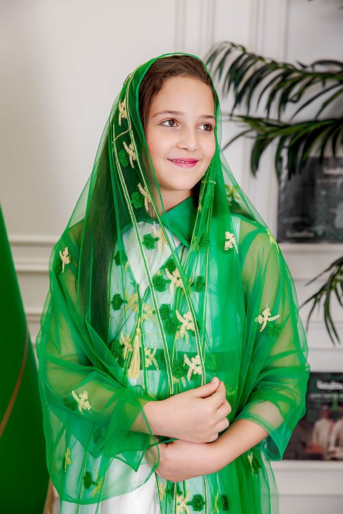 طرحة لليوم الوطني لون أخضر مزينة بتطريز ذهبي سيفين و نخلة