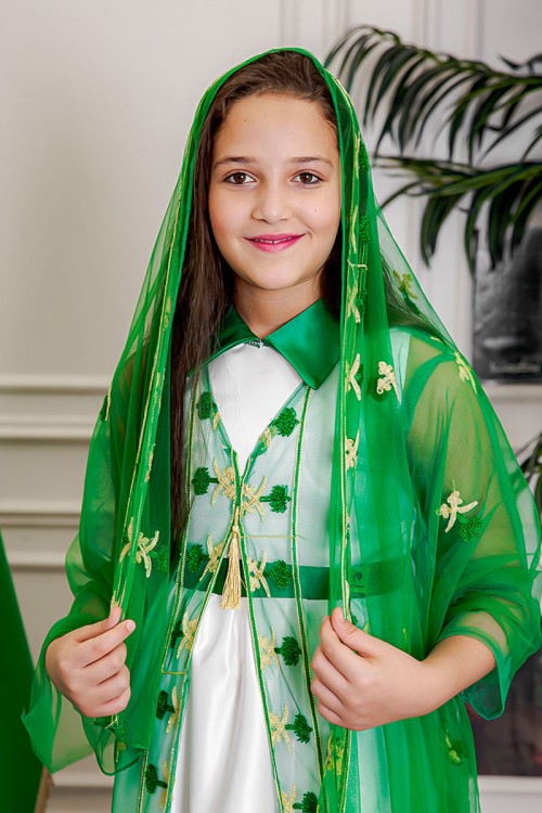 طرحة لليوم الوطني لون أخضر مزينة بتطريز ذهبي سيفين و نخلة