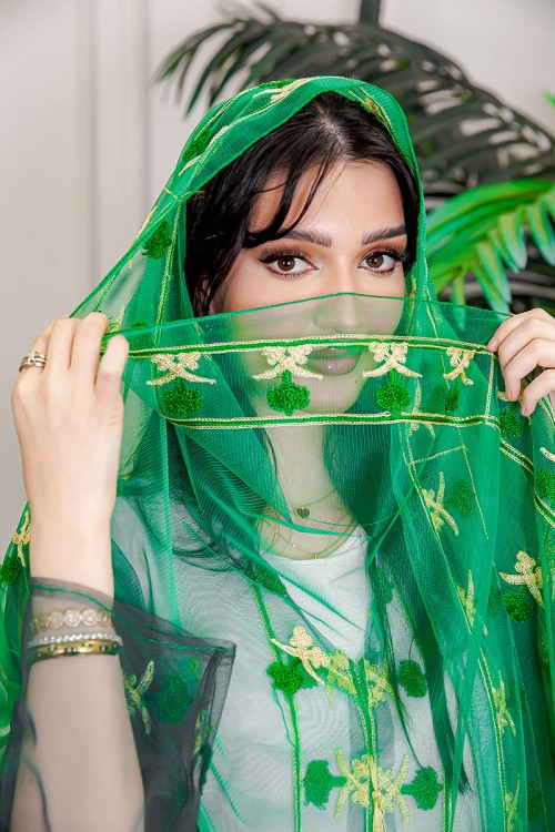 طرحة لليوم الوطني لون أخضر مزينة بتطريز ذهبي سيفين و نخلة