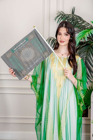 علم لليوم الوطني بشعار عزنا بطبعنا 