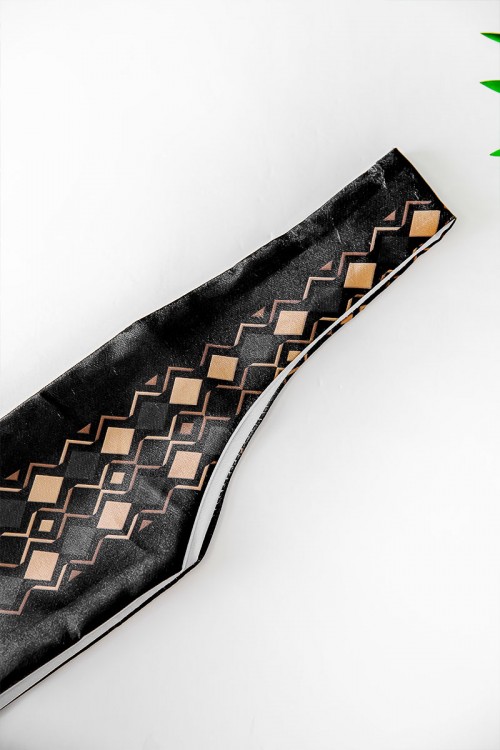 وشاح لون أسود لليوم الوطني بشعار عزنا بطبعنا