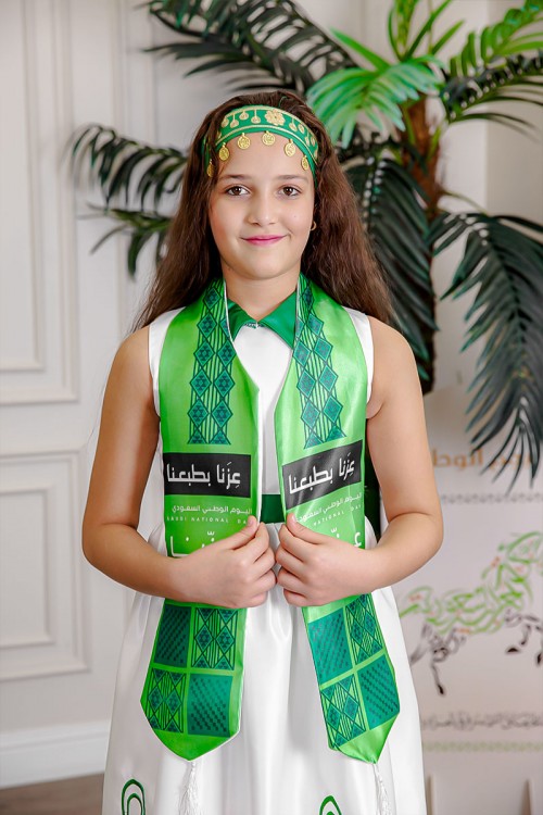 وشاح لون أخضر لليوم الوطني بشعار عزنا بطبعنا