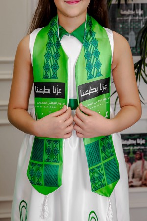 وشاح لون أخضر لليوم الوطني بشعار عزنا بطبعنا