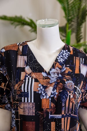 قميص نسائي ميدي مزين برسومات و أشكال ملونة بفصوص ياقة قصة سبعة و أكمام قصيرة 