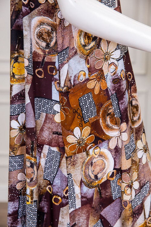 قميص نسائي ميدي مزين برسومات و أشكال ملونة بفصوص ياقة قصة سبعة و أكمام قصيرة