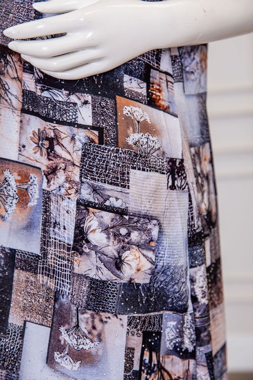 قميص نسائي ميدي مزين برسومات و أشكال ملونة بفصوص ياقة قصة سبعة و أكمام قصيرة