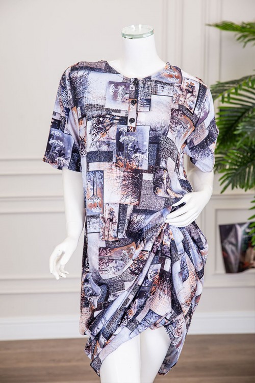 قميص نسائي طويل مزين برسومات و أشكال ملونة بفصوص ياقة دائرية بأزرار من الأمام و أكمام قصيرة