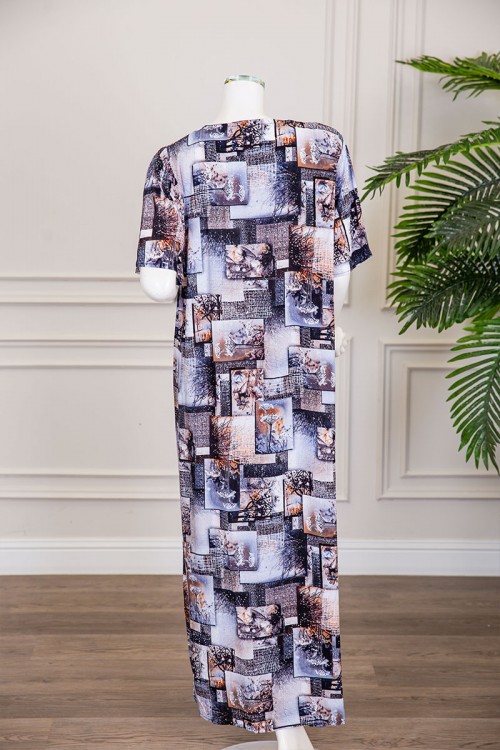 قميص نسائي طويل مزين برسومات و أشكال ملونة بفصوص ياقة دائرية بأزرار من الأمام و أكمام قصيرة