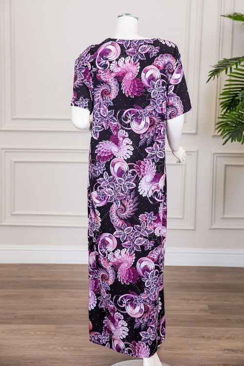 قميص نسائي طويل لون أسود مشجر باللون الموف مزين بفصوص ياقة دائرية بأزرار من الأمام و أكمام قصيرة