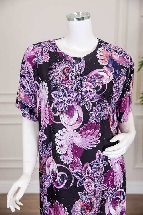 قميص نسائي طويل لون أسود مشجر باللون الموف مزين بفصوص ياقة دائرية بأزرار من الأمام و أكمام قصيرة