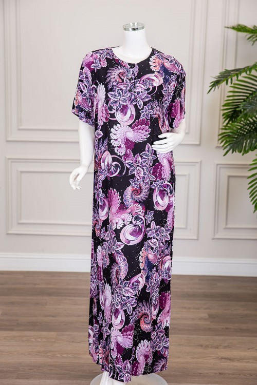 قميص نسائي طويل لون أسود مشجر باللون الموف مزين بفصوص ياقة دائرية بأزرار من الأمام و أكمام قصيرة