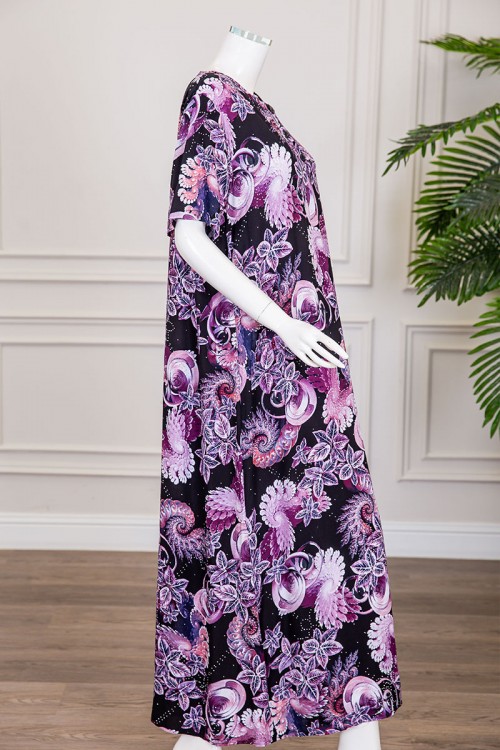 قميص نسائي طويل لون أسود مشجر باللون الموف مزين بفصوص ياقة دائرية بأزرار من الأمام و أكمام قصيرة