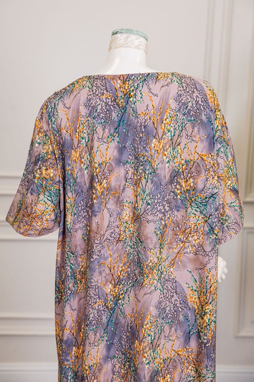 قميص نسائي جامبو طويل مشجر بتموجات لونية ياقة دائرية بأزرار من الأمام و أكمام ميدي