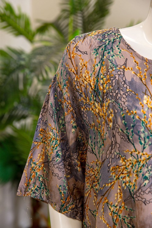 قميص نسائي جامبو طويل مشجر بتموجات لونية ياقة دائرية بأزرار من الأمام و أكمام ميدي