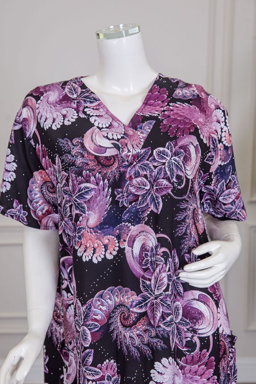 قميص نسائي ميدي لون أسود مشجر باللون الموف مزين بفصوص ياقة قصة سبعة و أكمام قصيرة