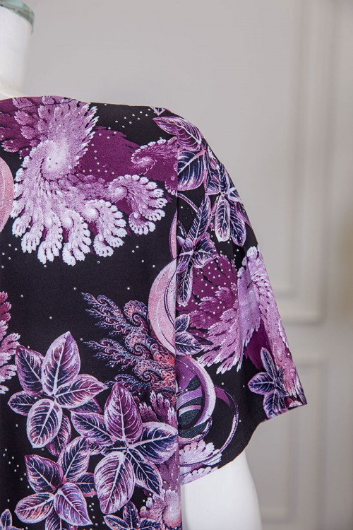 قميص نسائي ميدي لون أسود مشجر باللون الموف مزين بفصوص ياقة قصة سبعة و أكمام قصيرة