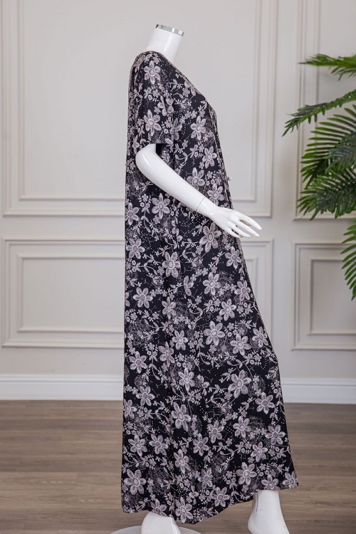 قميص نسائي طويل لون أسود مشجر باللون الرمادي مزين بفصوص ياقة دائرية بأزرار من الأمام و أكمام قصيرة