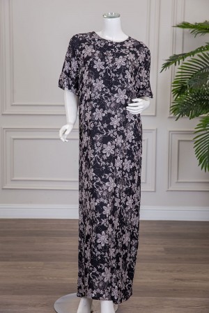 قميص نسائي طويل لون أسود مشجر باللون الرمادي مزين بفصوص ياقة دائرية بأزرار من الأمام و أكمام قصيرة 