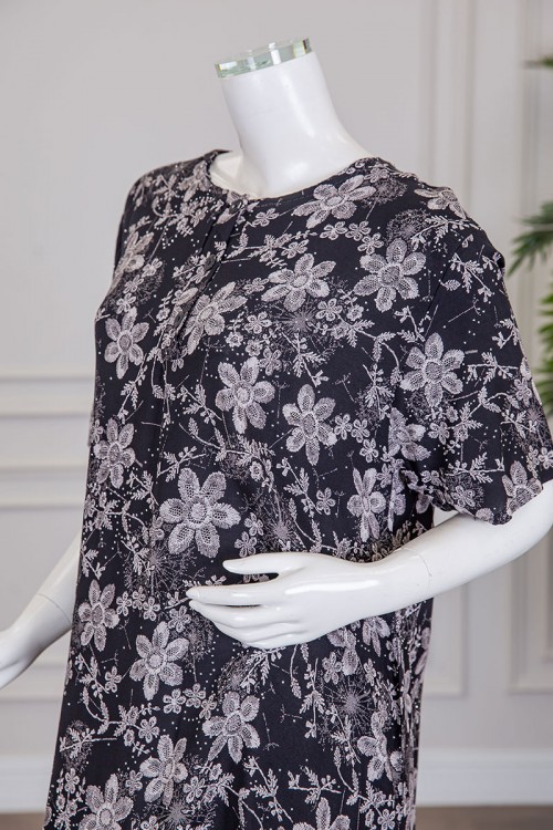 قميص نسائي طويل لون أسود مشجر باللون الرمادي مزين بفصوص ياقة دائرية بأزرار من الأمام و أكمام قصيرة