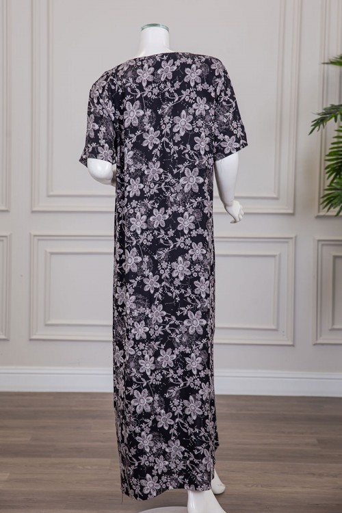 قميص نسائي طويل لون أسود مشجر باللون الرمادي مزين بفصوص ياقة دائرية بأزرار من الأمام و أكمام قصيرة